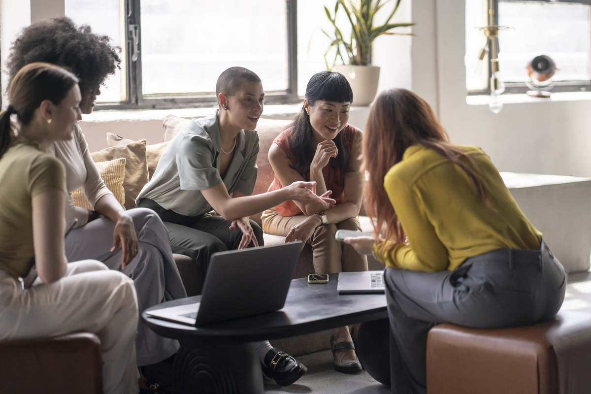 原本我是在穿戴组每天都能和同事们聊的上话自从被调刀整机组后虽然还是整机的同事也是自己大组的人但是却一整天和他们说不上话现在觉得工作环境很压抑我该怎么办