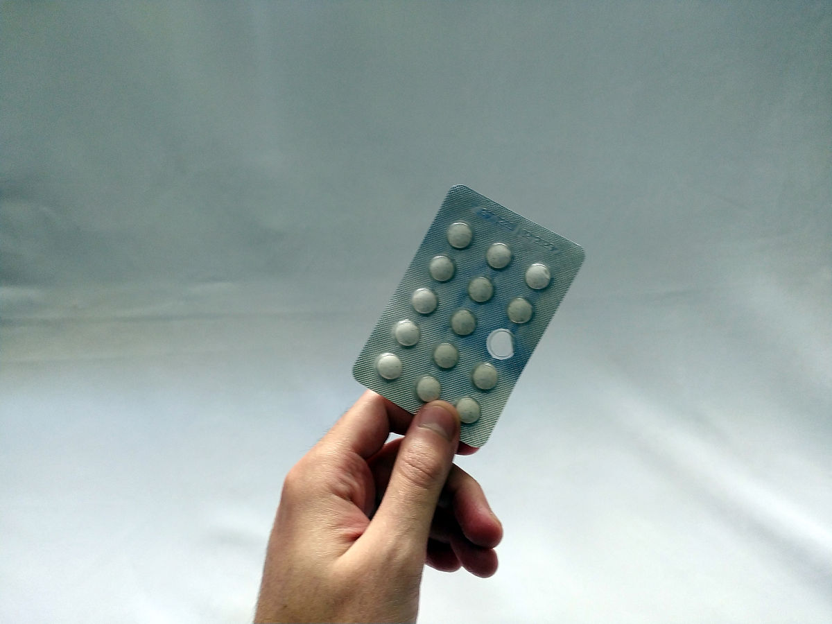 请简写众所周知复合导电水凝胶的可再塑性和可重复使用性对于可穿戴应用具有显著的影响。由于其良好的可塑性和机械强度复合导电水凝胶可以适应不同的身体形态和运动状态同时其高导电性能还赋予了其在传感器领域的广泛应用前景。特别地开发可重复使用的可穿戴传感器在解决电子垃圾污染问题方面提供了一条有效途径因为其可重复使用的特性不仅可以降低传感器的成本还能减少电子垃圾的产生从而为可持续发展提供了可行的解决方案