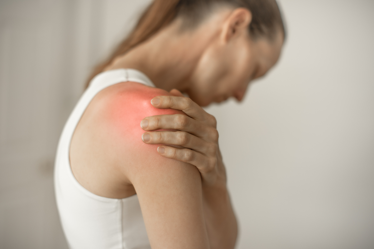 女性进入更年期易出现哪三种最为常见疼痛？列出出现频率最高的三种并列出原因及对应的预防措施。请从专业医学的角度回答。