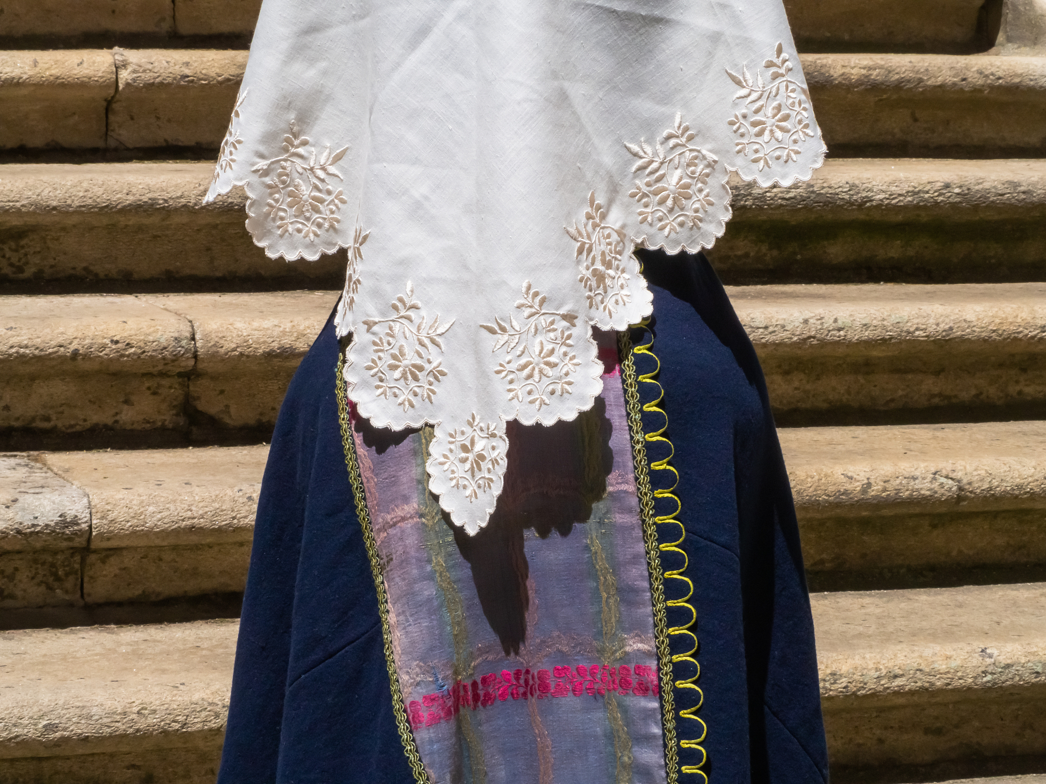 服装设计专业当前采用钉珠绣珠片绣大体风格为洛可可艺术风格制作服装请起几个有艺术气息的论文题目