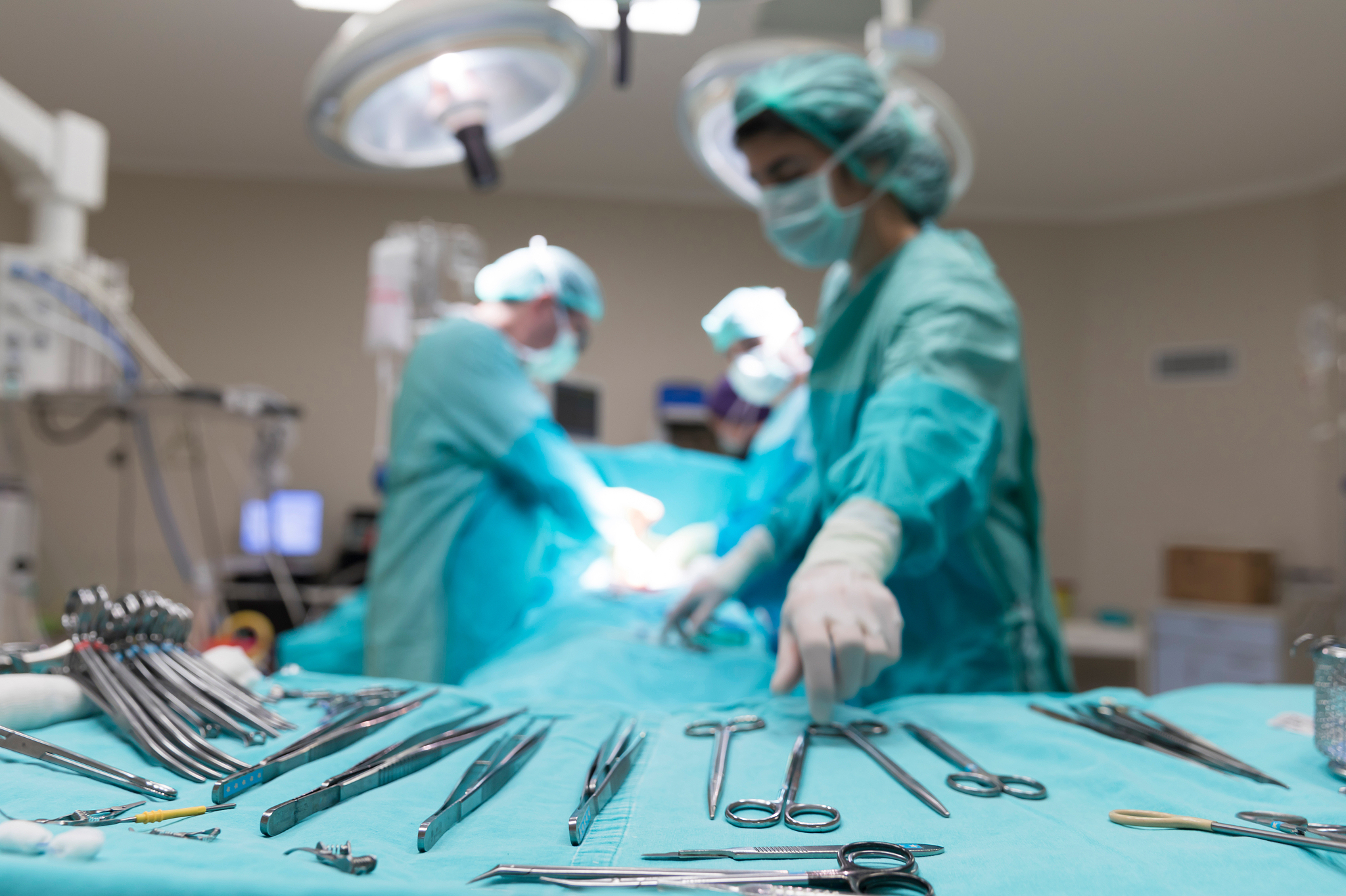 medical team performing surgical opertion