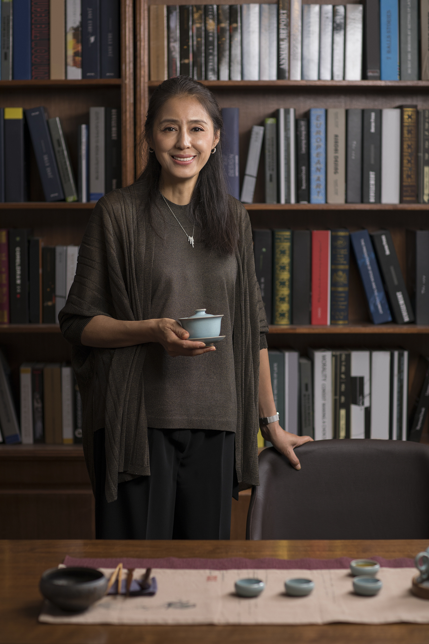 优雅的中年女士在书房喝茶