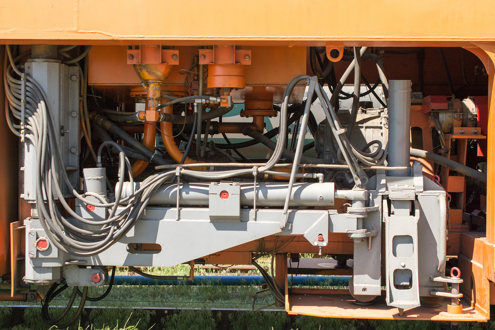 兰州挖掘机学校：挖掘机液压系统发热的原因及解决方法