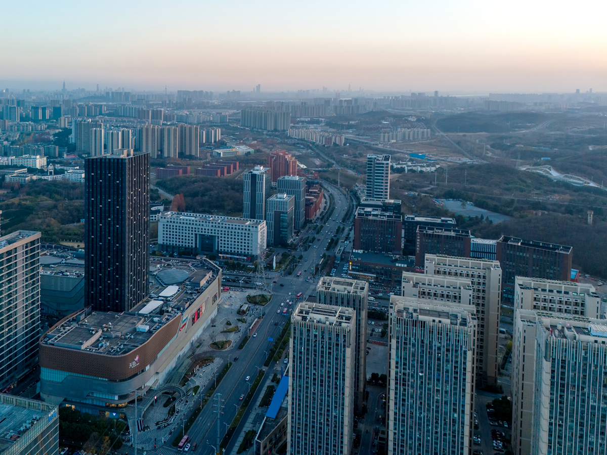 傍晚时分,城市街道和摩天大楼的鸟瞰图.