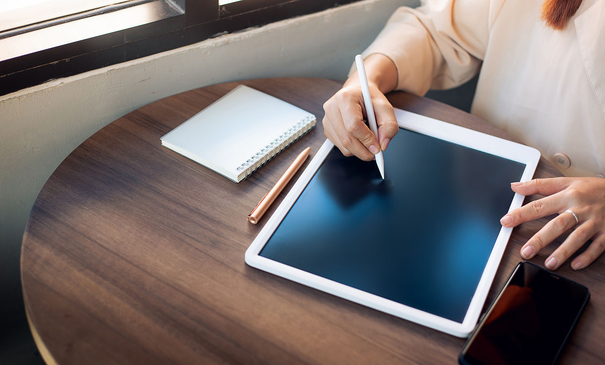 a mom charging her chromebook story a mom charging her chromebook story