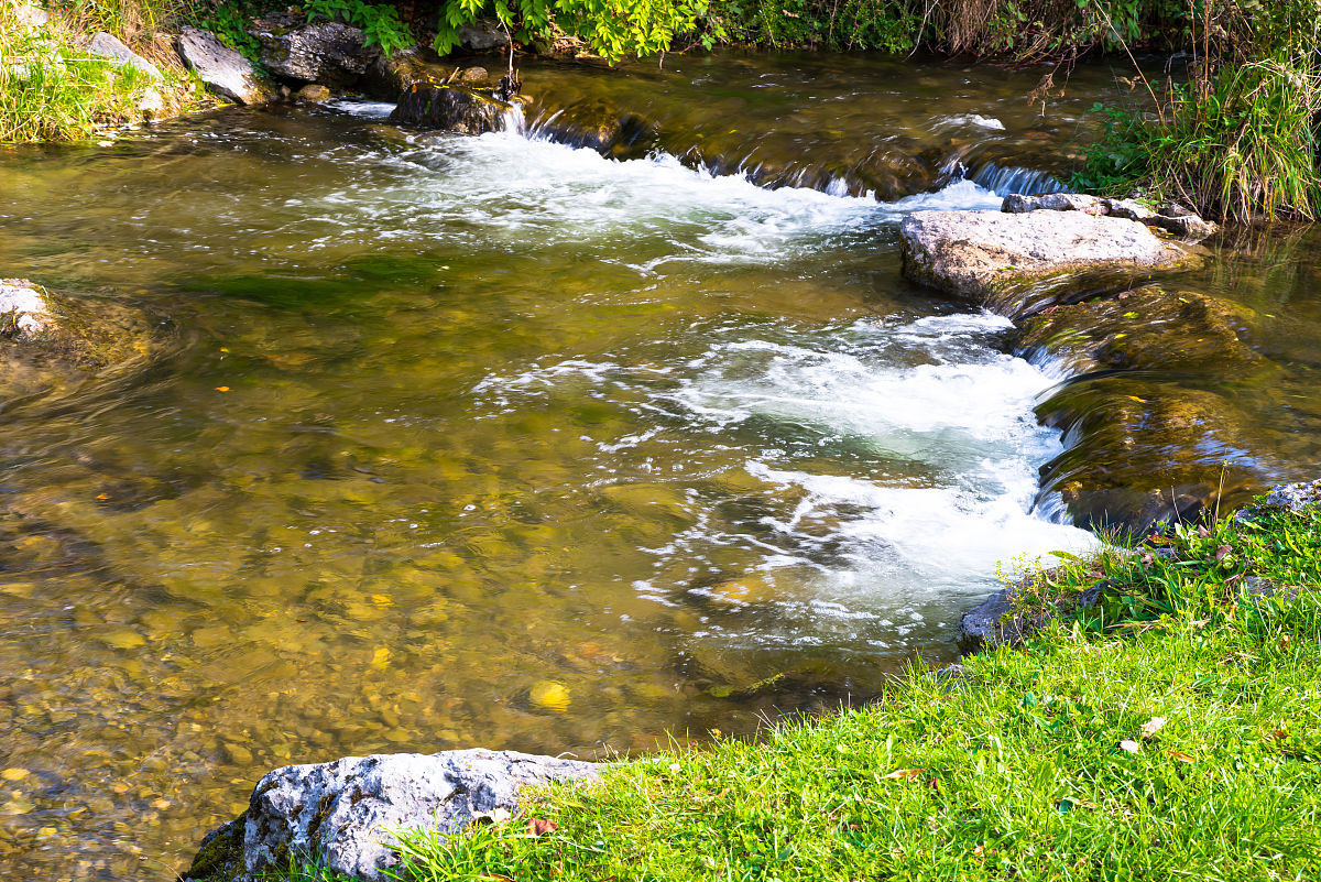 小溪流水响叮当