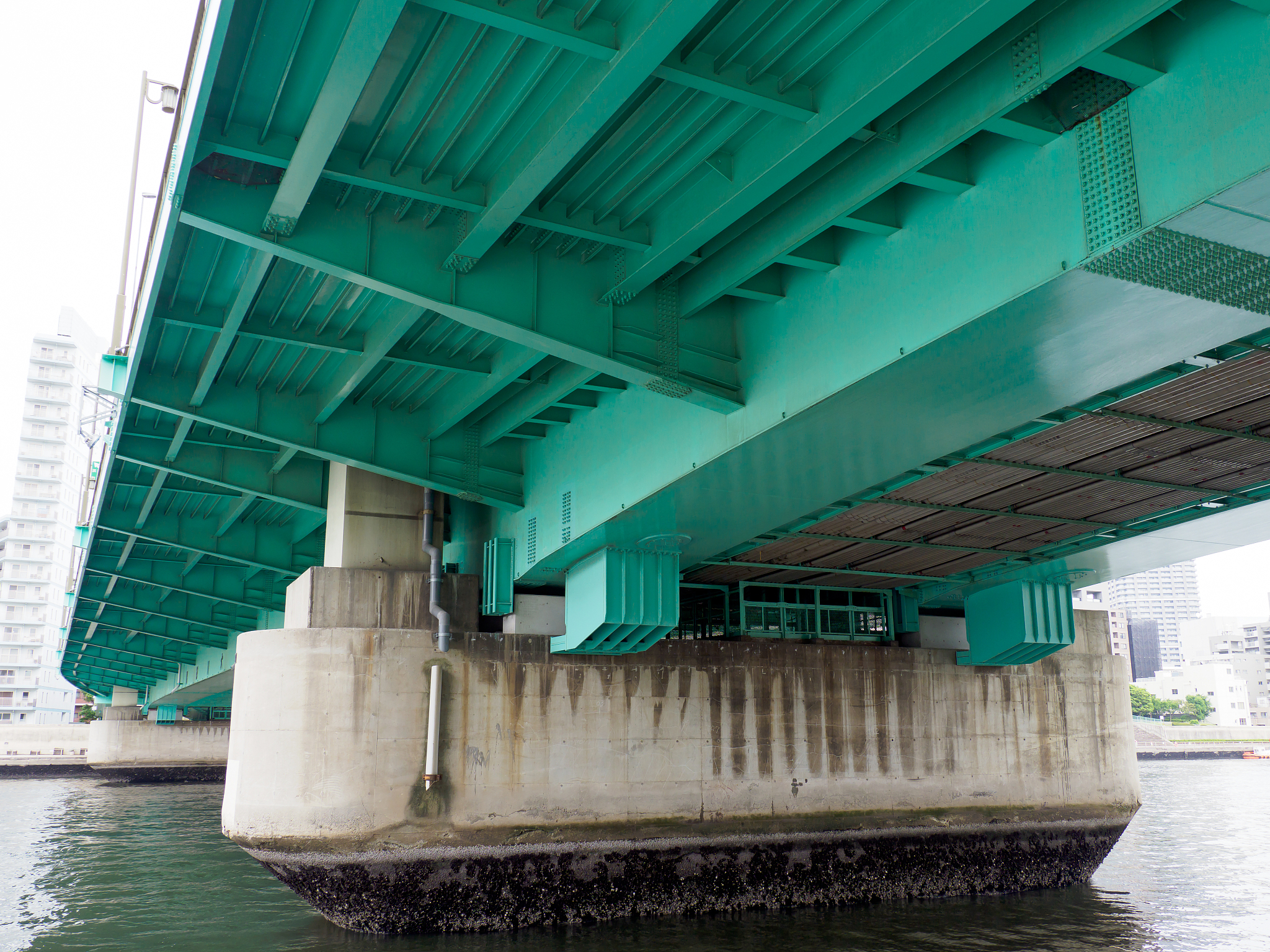 重力式码头由哪些构造组成各组成部分的功能与要求如何？