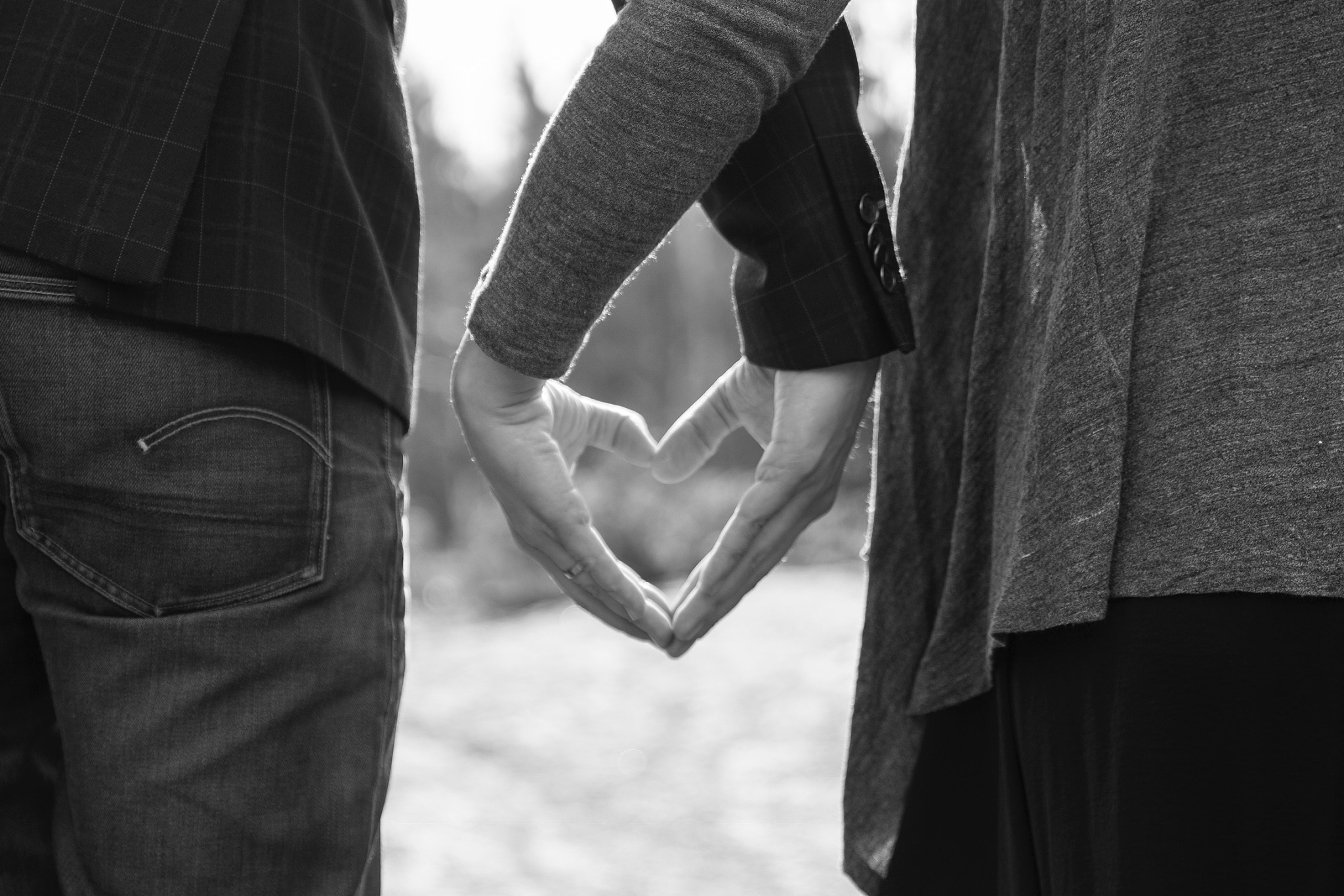 摄影艺术中的情感表达——《牵手》分析