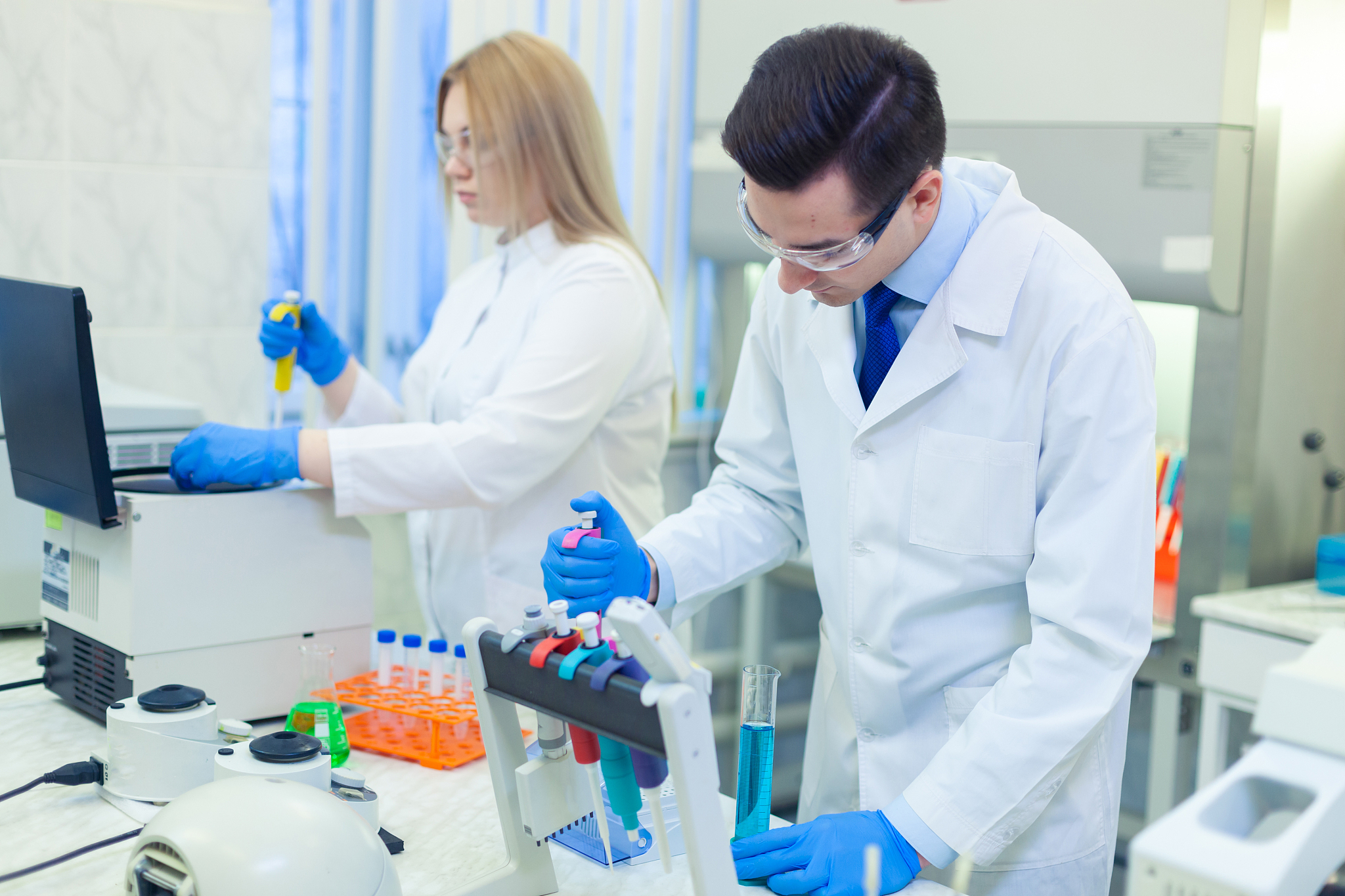 新冠病毒是谁制造的