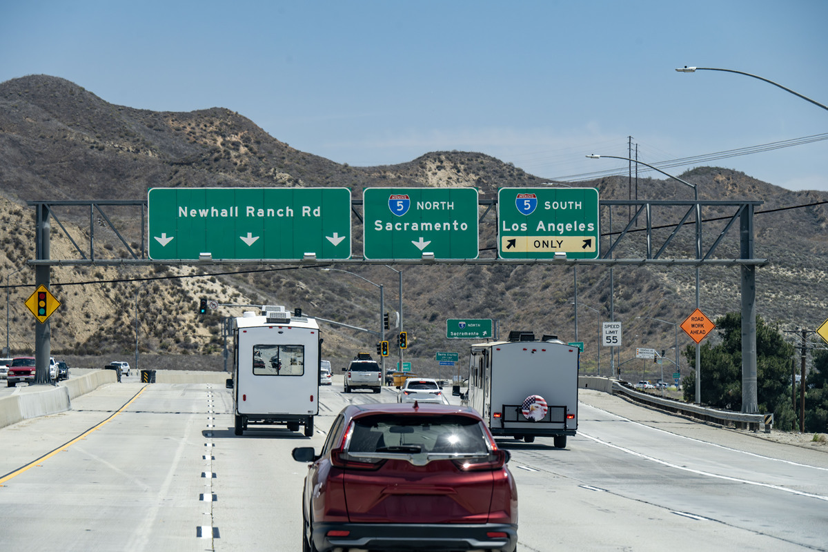 在美国加州高速公路上一般是开多快？