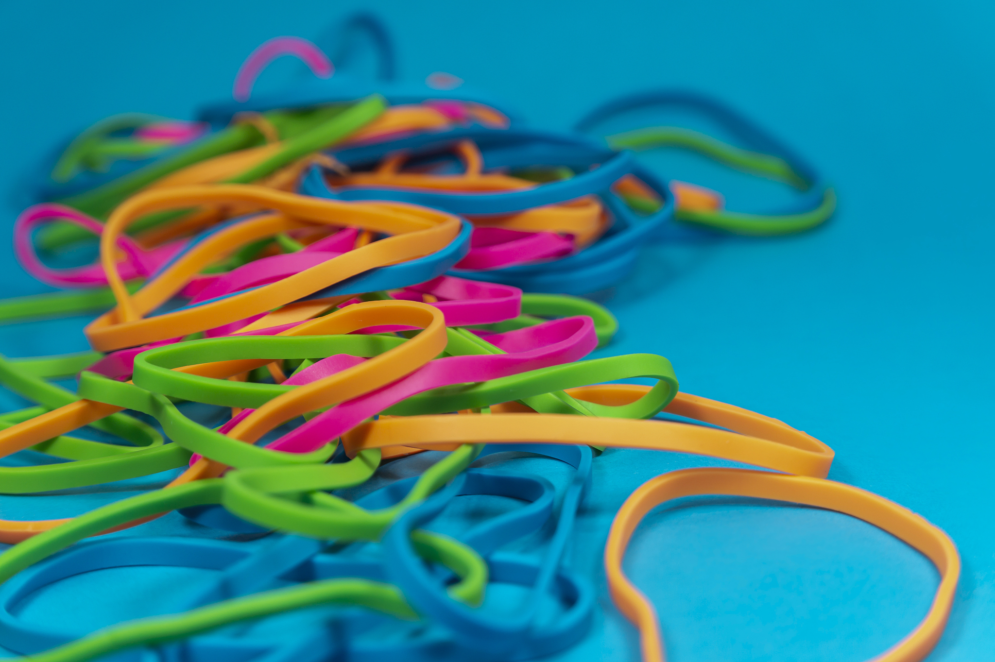 七彩扭扭棒的无限乐趣：放松、专注、社交和装饰