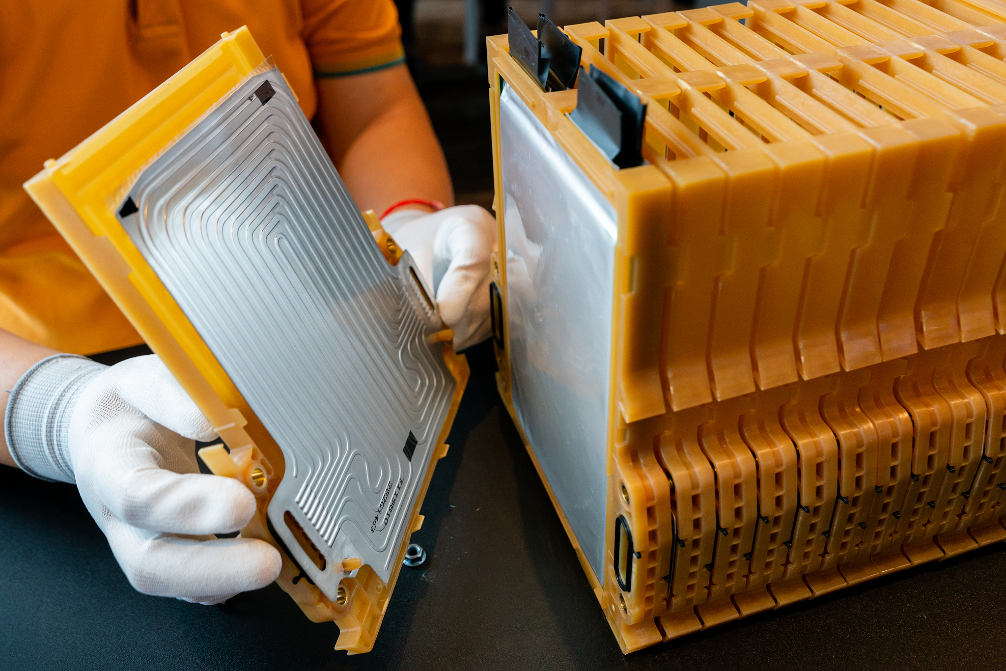 电动车电瓶的构造200字左右详细描述一下