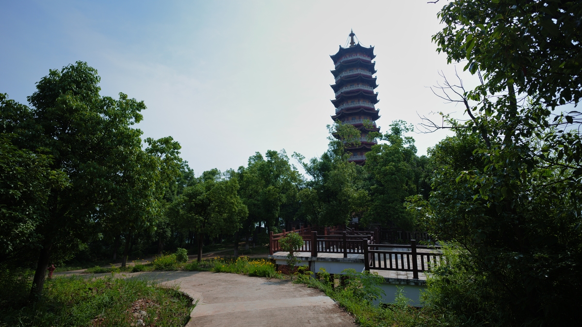 商丘市人民公园凌云塔历史帮我用210字详细描述
