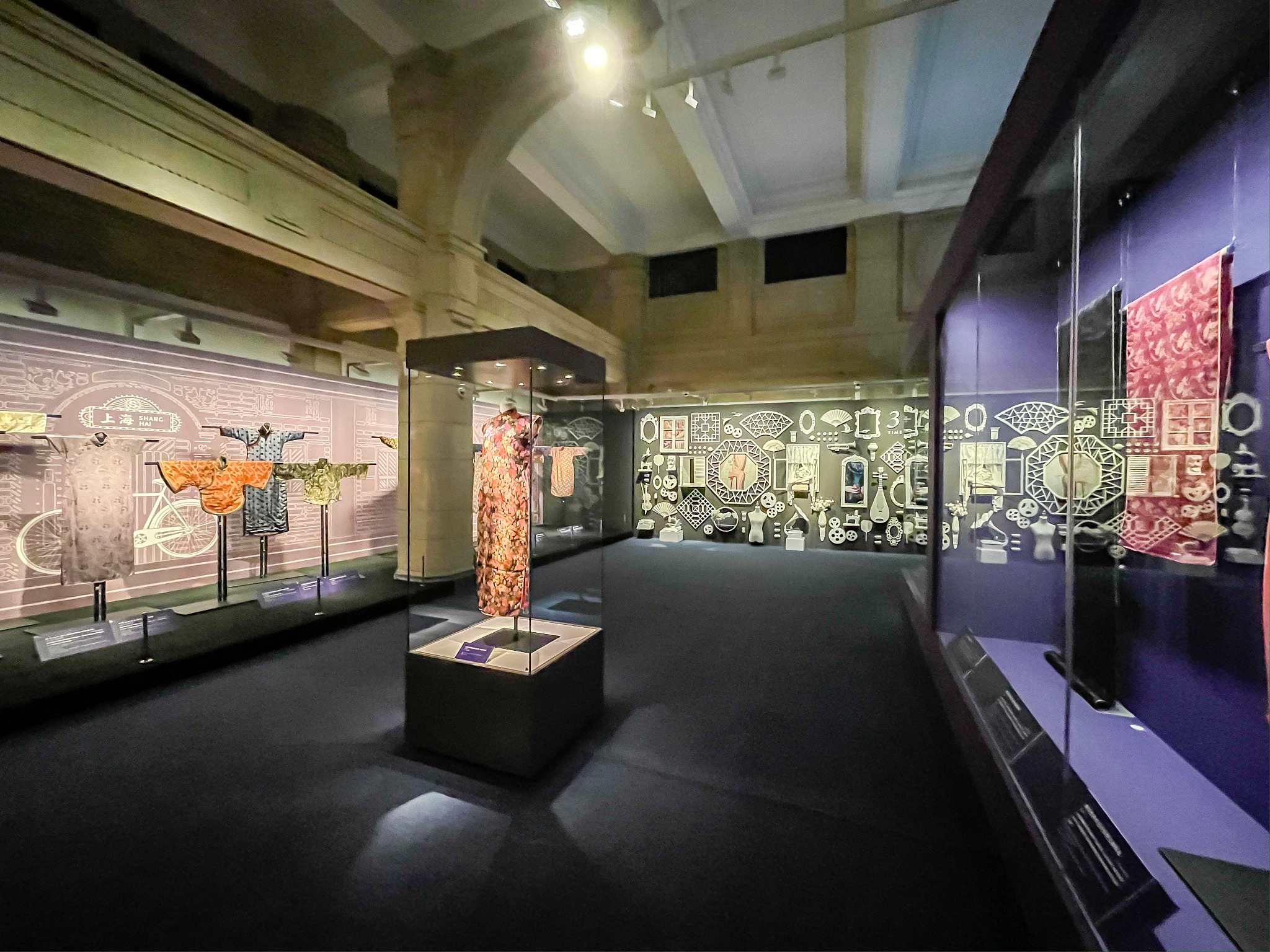 我想让你做一个旅游指南。我会把我的位置写给你你会推荐一个靠近我的位置的地方。在某些情况下我还会告诉您我将访问的地方类型。您还会向我推荐靠近我的第一个位置的类似类型的地方。我的第一个建议请求是我在上海我只想参观博物馆。