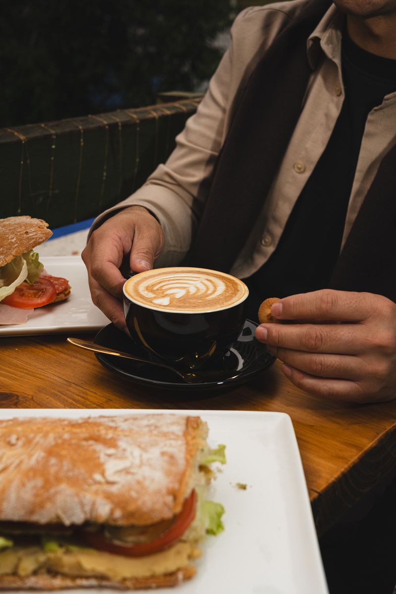 How to Spend Time with Friends: Restaurants vs. Cafes