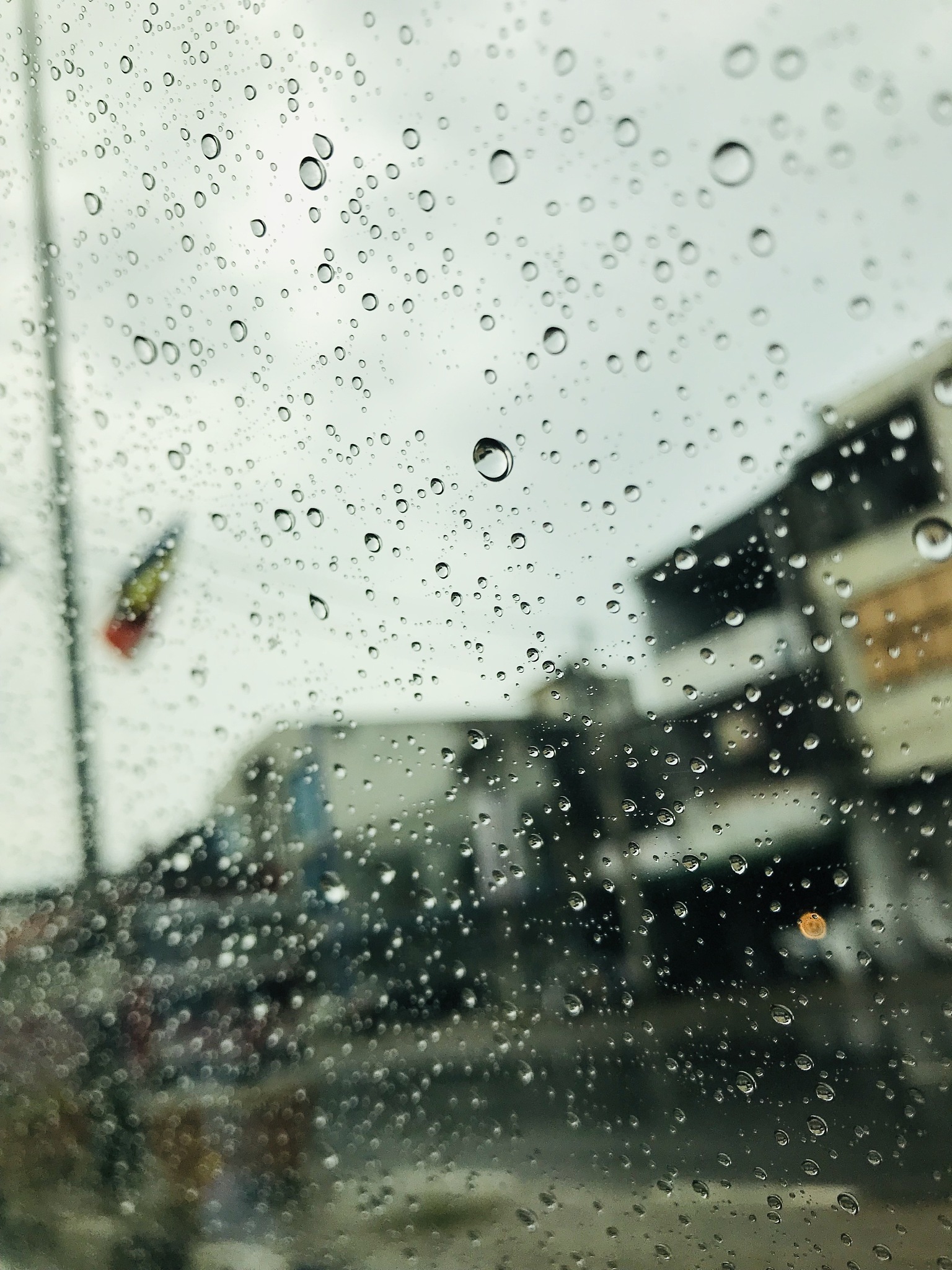 雨点落在窗玻璃上：300字描绘窗边雨景与感悟