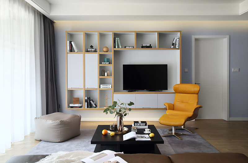 使用家居博主是口吻写篇1000字广东女主的84㎡新家：仅凭一个电视柜就圈粉无数堪称装修教科书需带标题和读者互动