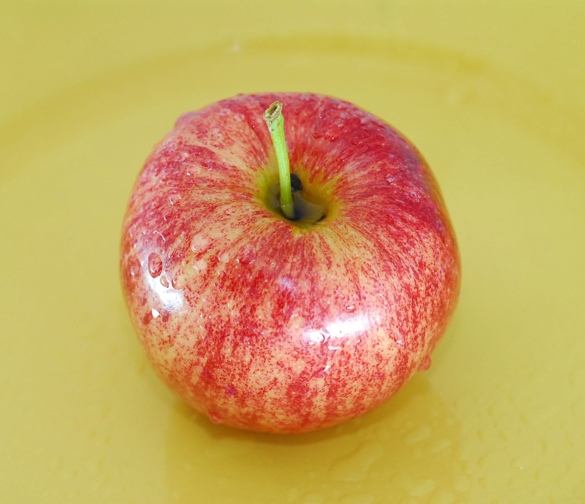 red apple