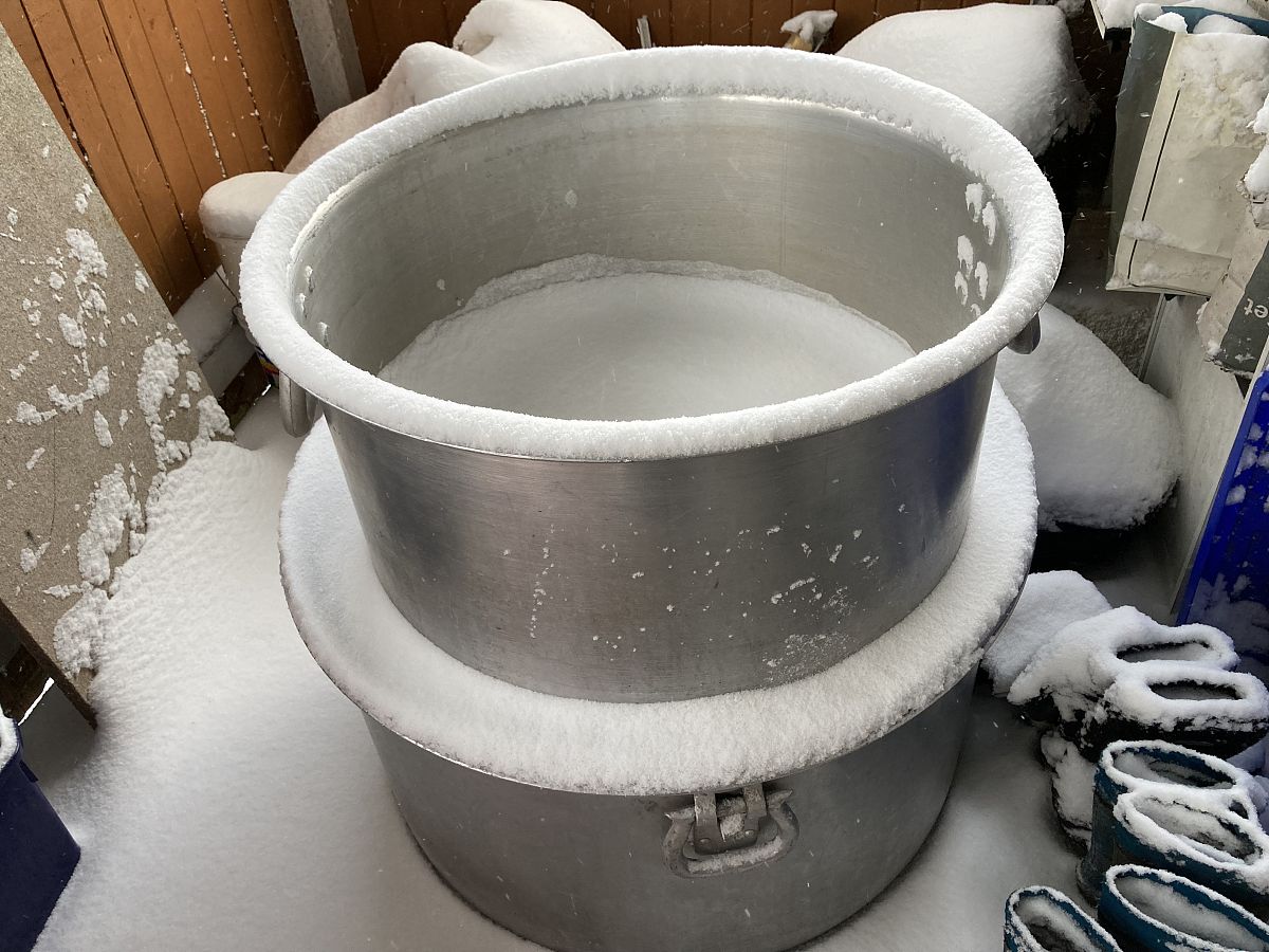 对于700摄氏度的坩埚内的金刚石使用常温水对坩埚进行冷却需要多大流量的常温水可以将坩埚以及内部金刚石的温度在90分钟内冷却至室温