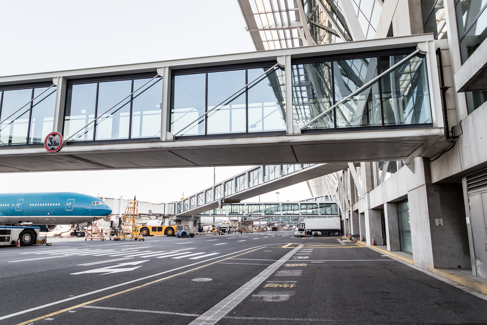 机场廊桥分配问题 - 贪心算法优化