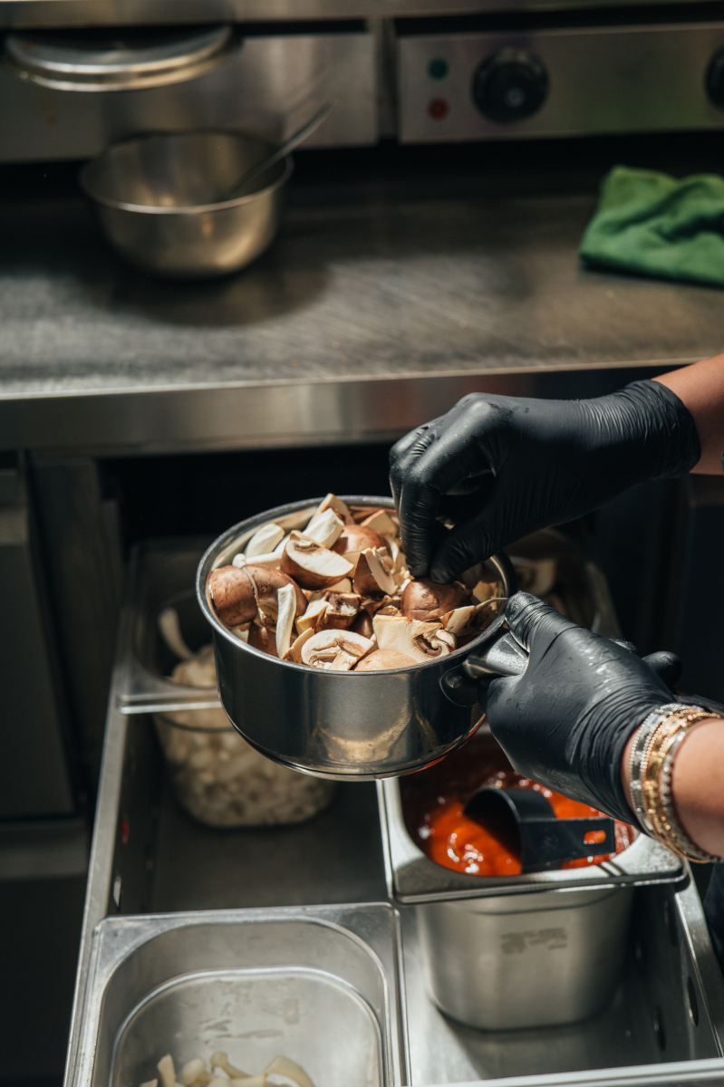 请仿照蒸汽拂过山和海的馈赠滚滚而来汇成鲜的茫茫大海。写一句符合厨房的广告文案