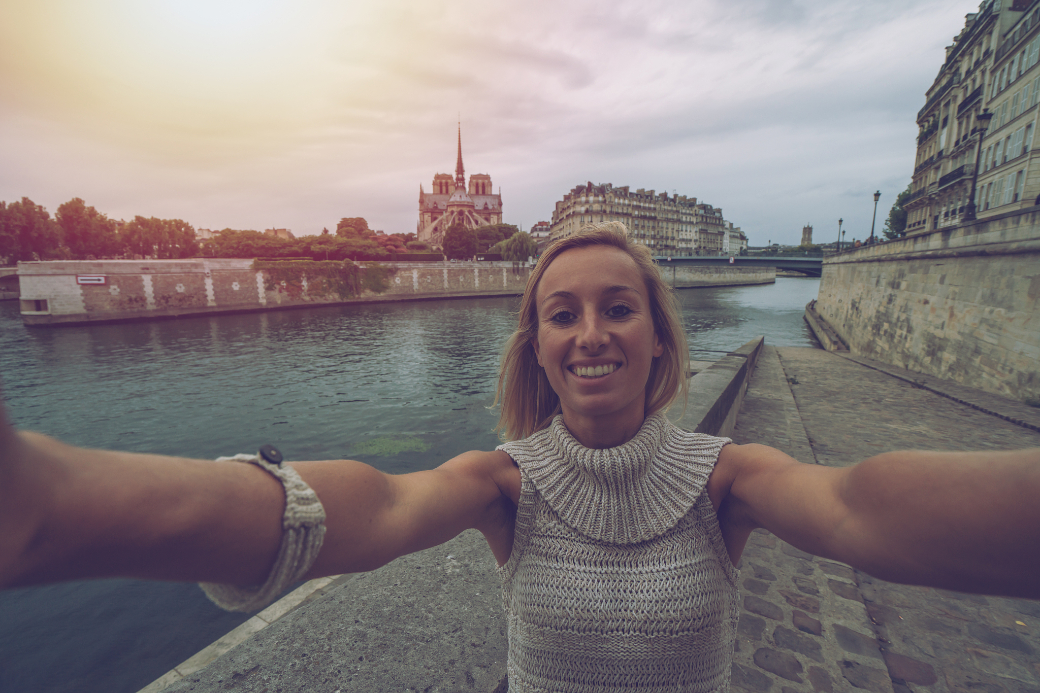 论对照原则在《巴黎圣母院》的应用3000字