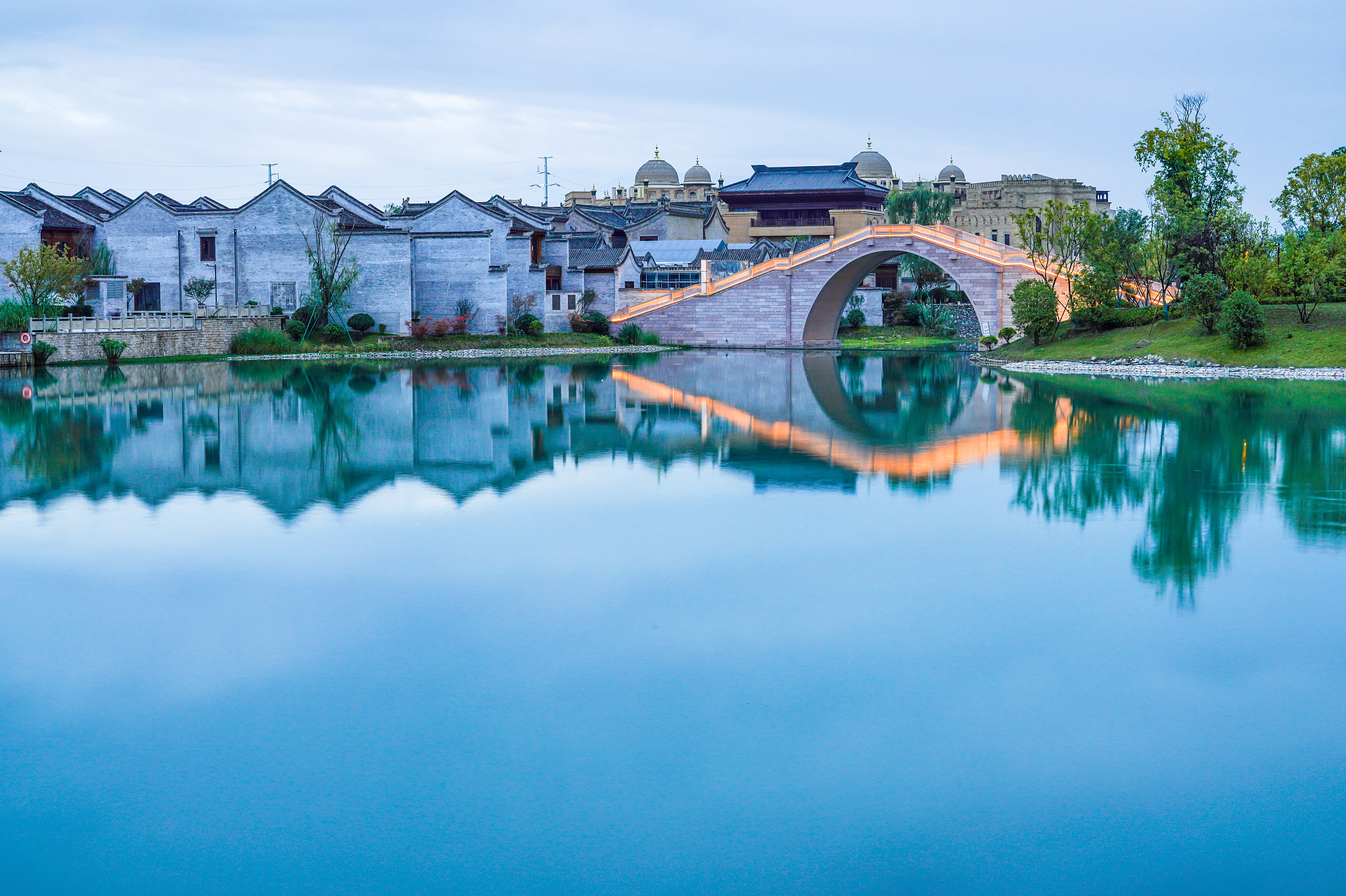 使用旅游博主是口吻从景点人文地理方面写出10标题旅游的文章标题