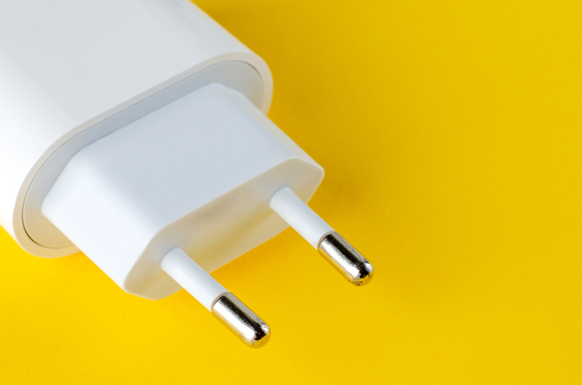 白色手机充电头买家秀：充电速度快，实用推荐！