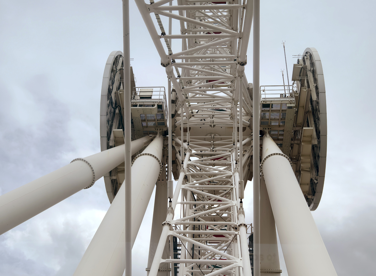 双馈式风力发电机电机爬梯设计：节省空间、便捷使用