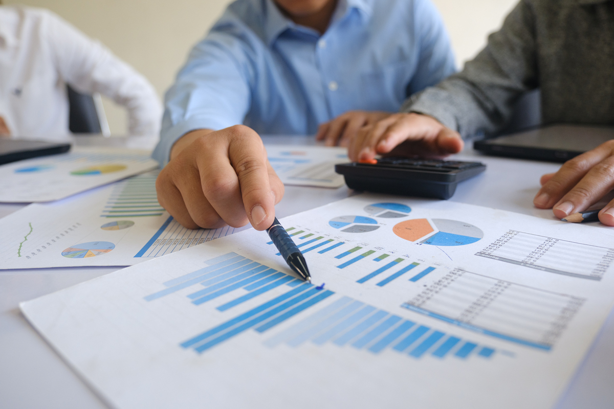 扩写以下内容 财务工作既复杂又繁琐要求我们严谨细致地完成每一个步骤这也对我们提出了更高的要求。我们意识到财务工作的重要性和责任因此我们要以更高的标准来要求自己。不断学习和进步提高自己的专业能力。学而不思则罔思而不学则殆。针对学习中遇到的问题和需要注意的关键及时在笔记本中记录下来