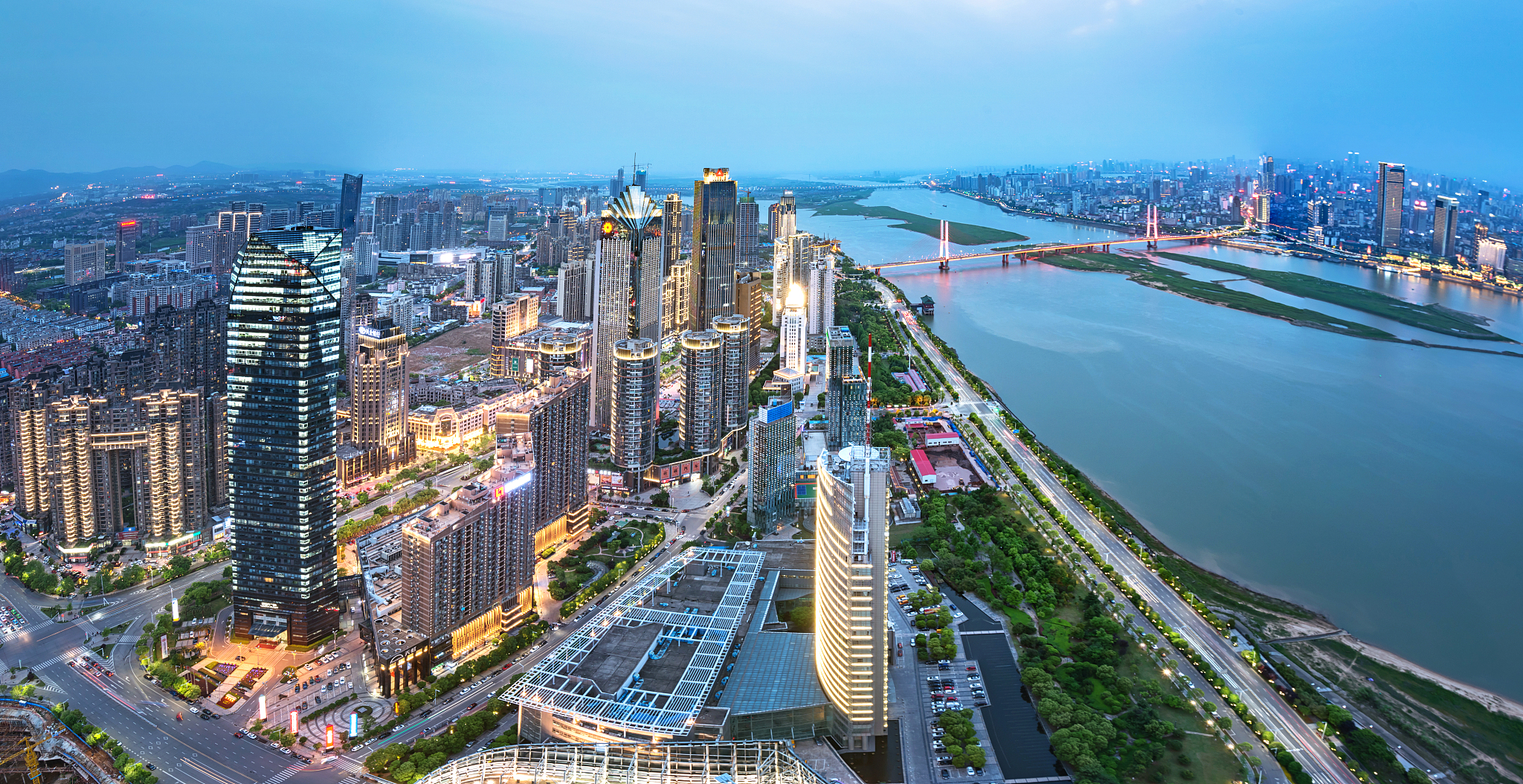 南昌红谷滩区房价走势：每平米1.2-1.5万，详细解读