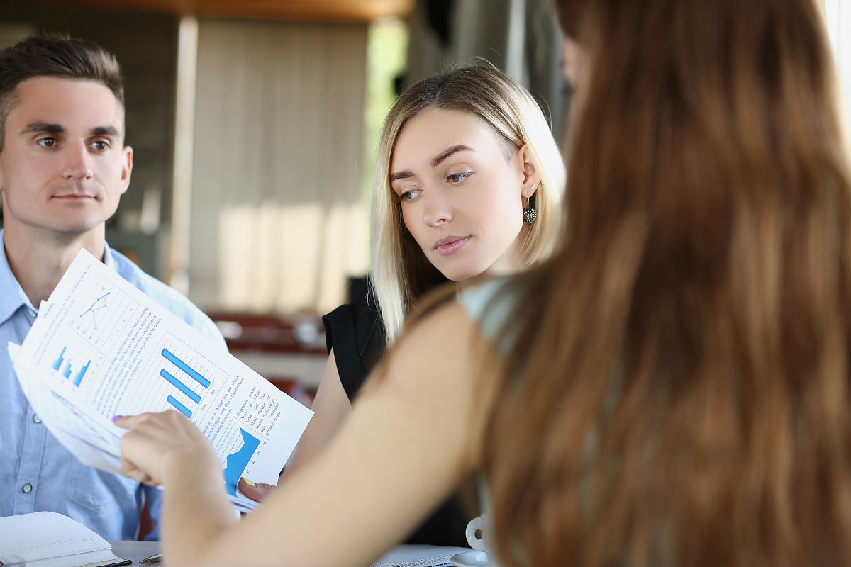 详细地草拟合同：大红鹰项目需要签订一个咨询合同请当地某单位提供施工方面的咨询、指导、资料提交等服务服务完成后付款。