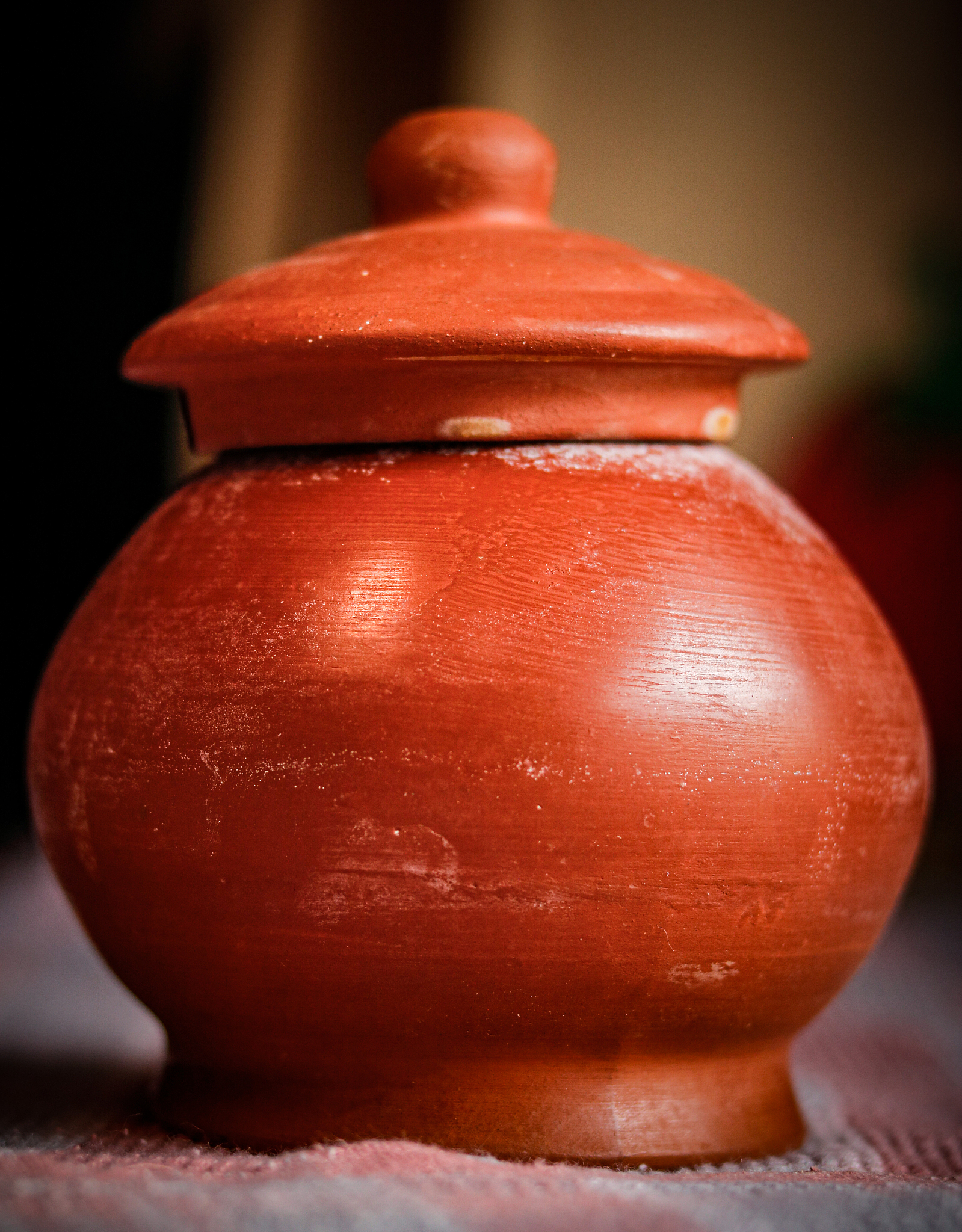 南方北方陶瓷粘土成因区别：红色细腻 VS 灰色粗糙