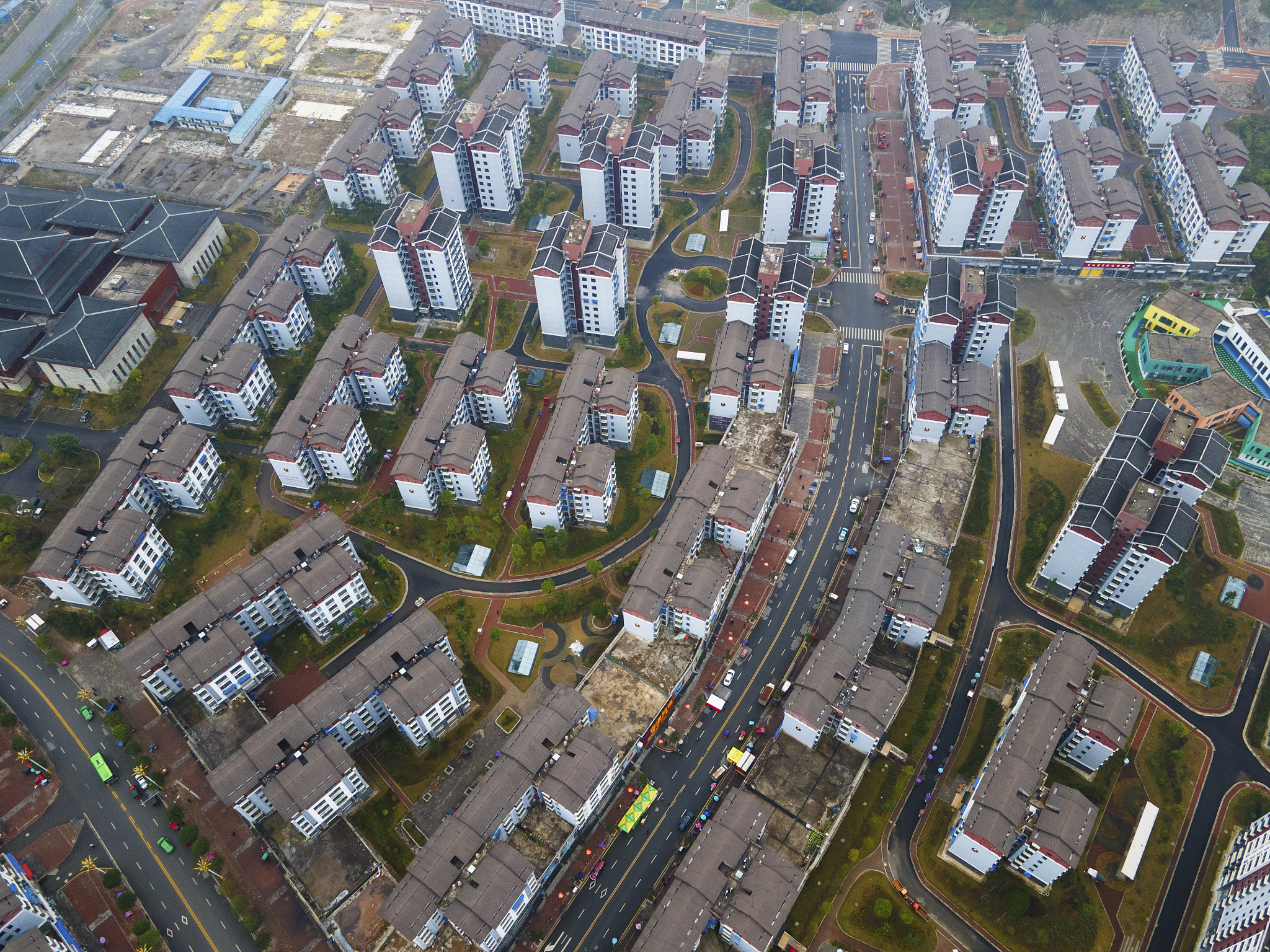 纪录片观后感论文纪录片是焦波的《出山记》是由遵义市广播电视台和焦波光影文化传播有限责任公司联合出品焦波执导的纪录片。该片于2018年4月20日在中国大陆上映。该片以脱贫攻坚中的易地扶贫搬迁、大通道建设、特色产业发展等工作为主线讲述了遵义市务川仡佬族苗族自治县的一个贫困乡村大漆村的当地群众走出大山的故事不少于1000字。