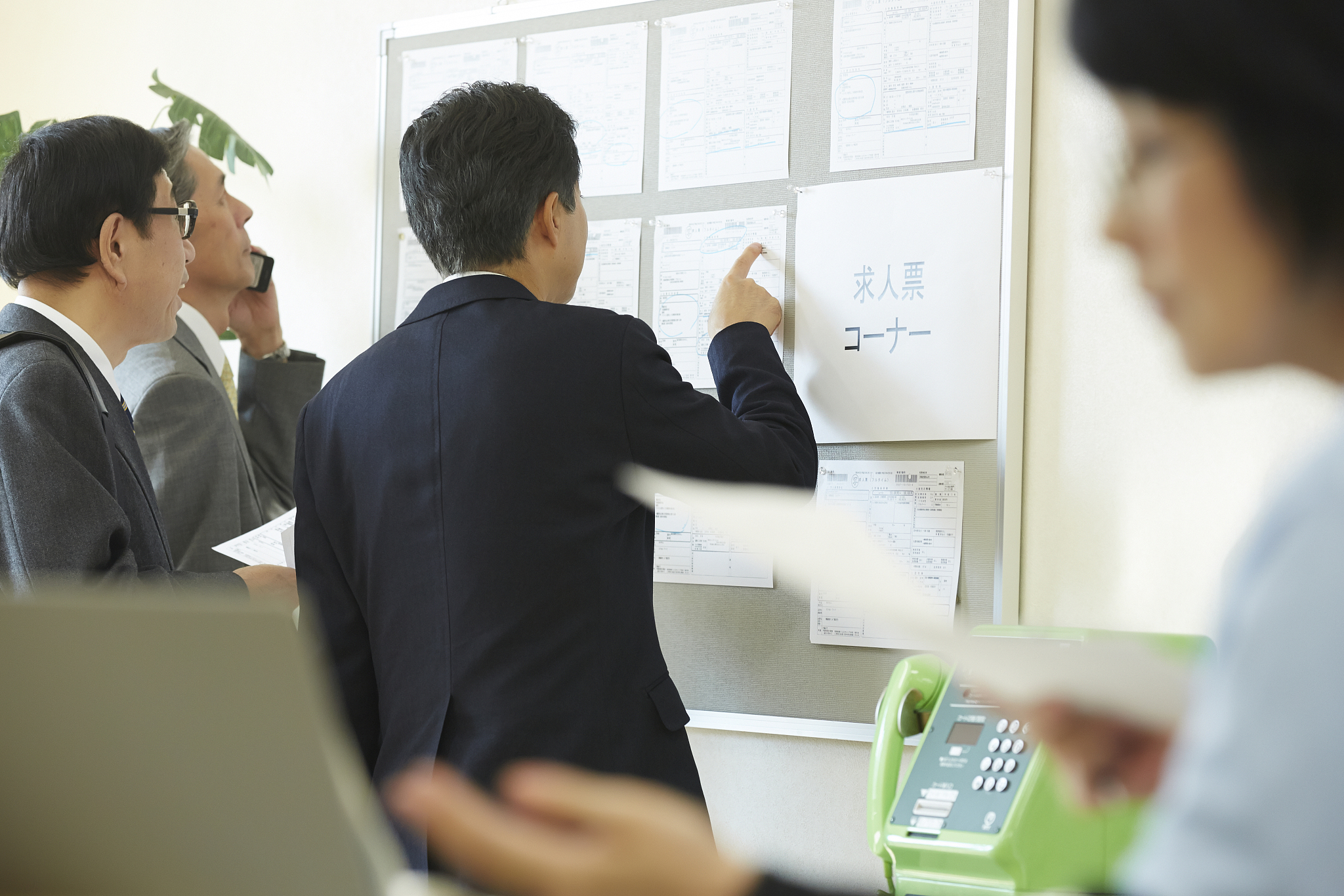 星期一我可以看到学生们的疲倦但实习工作不能停。我做着思想工作又担心他们的工作状态今天实习群到地方打卡、中午吃饭拍照以及晚上要让他们早回来休息