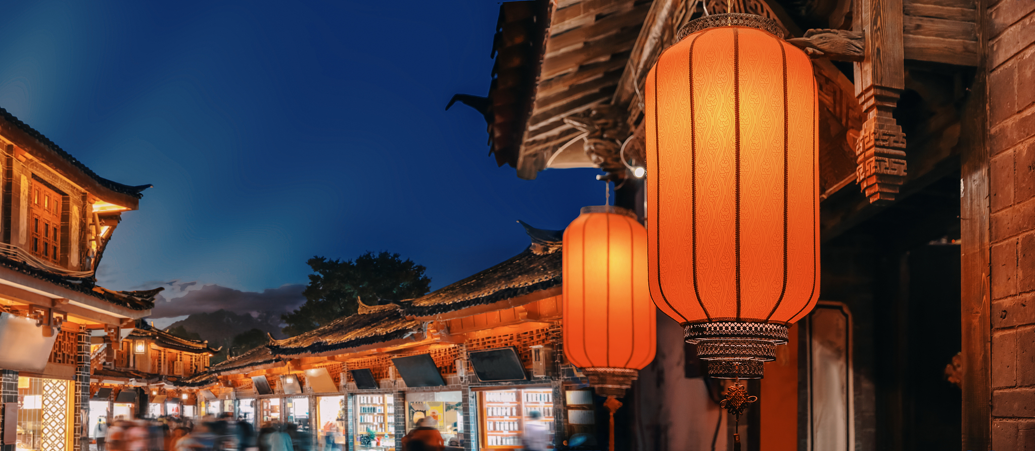 扮演一名旅游爱好者自媒体博主根据以下内容写出一篇2000字旅游短视频原创文案文字表达思路清晰有自己的见解不要推荐景点跟地方漫步旅途留下心灵的足迹