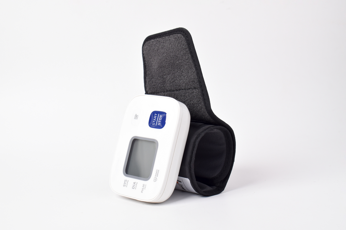 老年人健康检测手环国内外研究现状和发展趋势，大概2500字