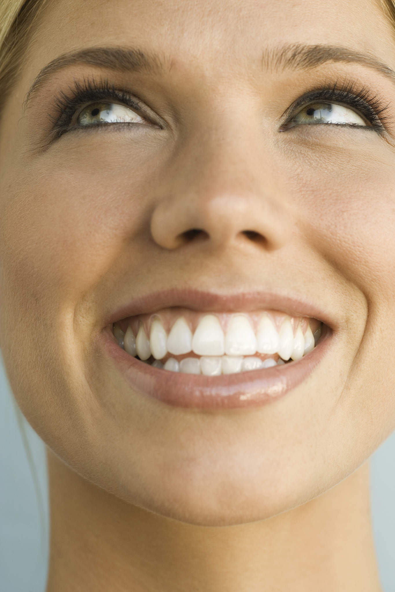 形容笑起来皱纹很多的成语