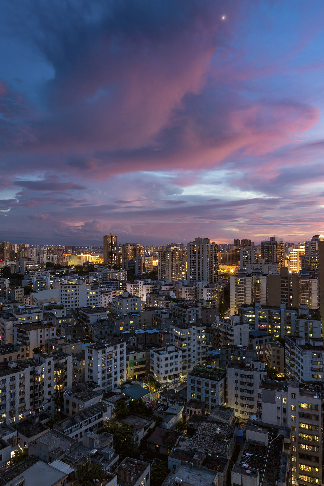 夜晚城市的繁华景象