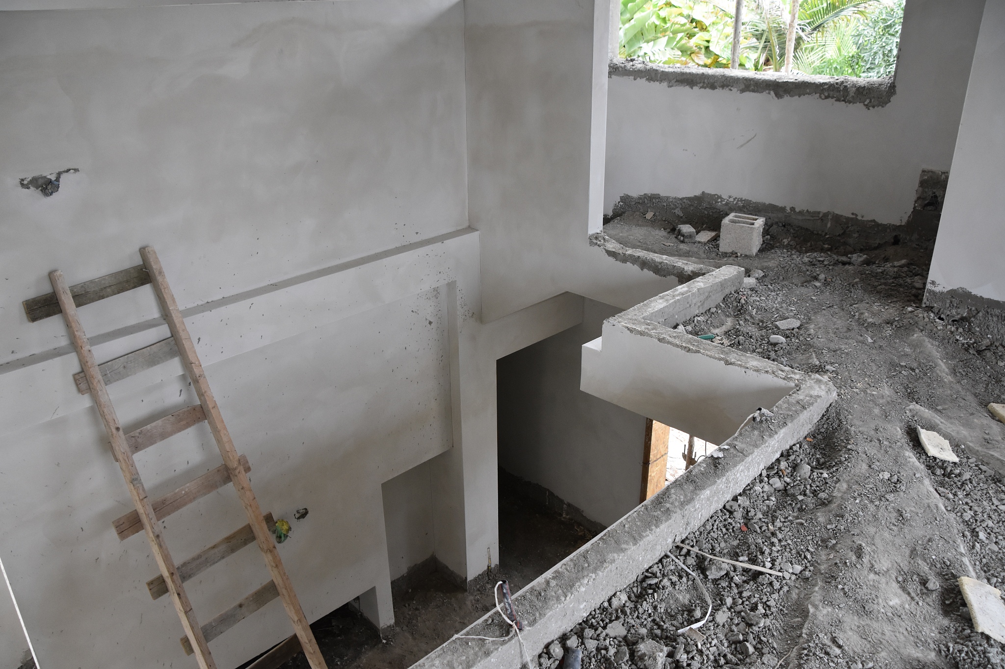 居住建筑内，可燃气体管道不应穿过楼梯间，如必须穿过时，应采取可靠的保护措施。改写这段话查重率低于20%