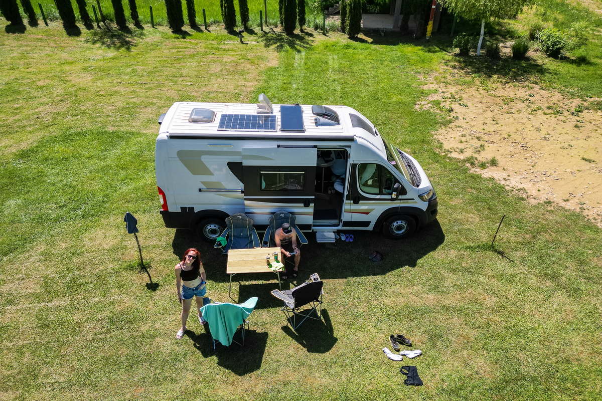 请将下面的论文进行改写：美国是目前世界上使用房车最多的国家