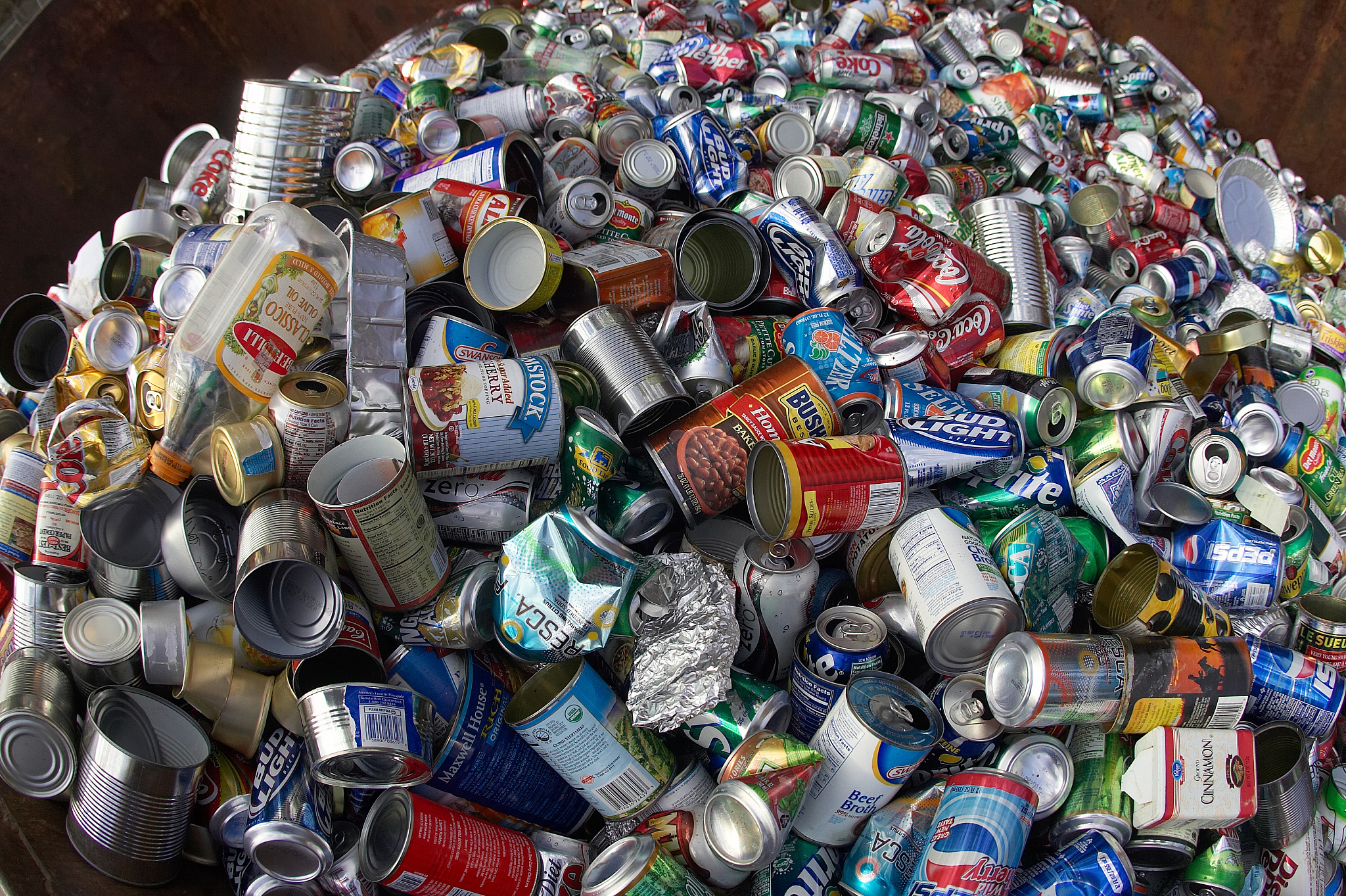 废易拉罐可以进口吗用230字帮我详细描述