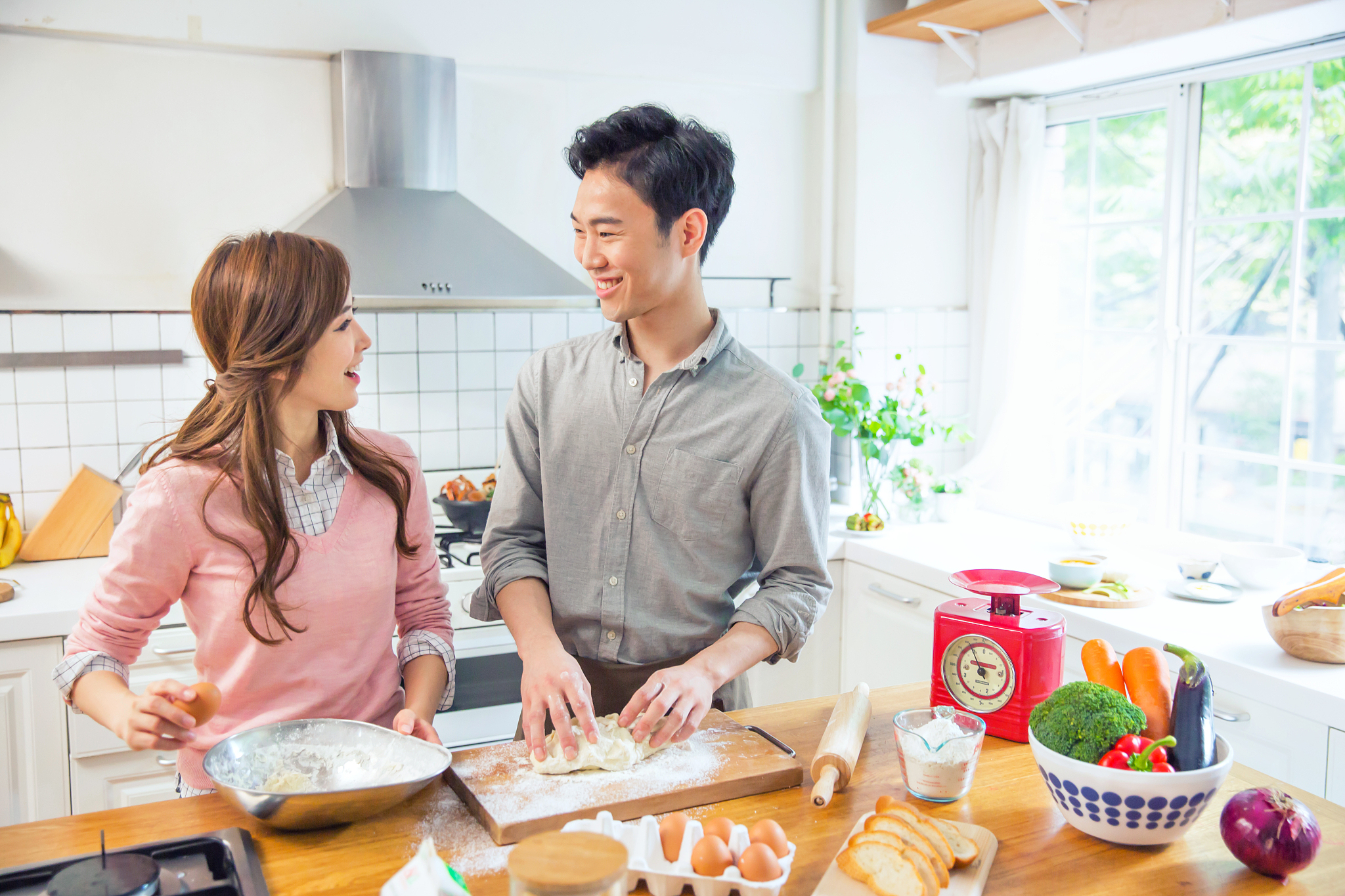 怎样与一个初为人妻的女子探讨厨艺及她丈夫的事业？