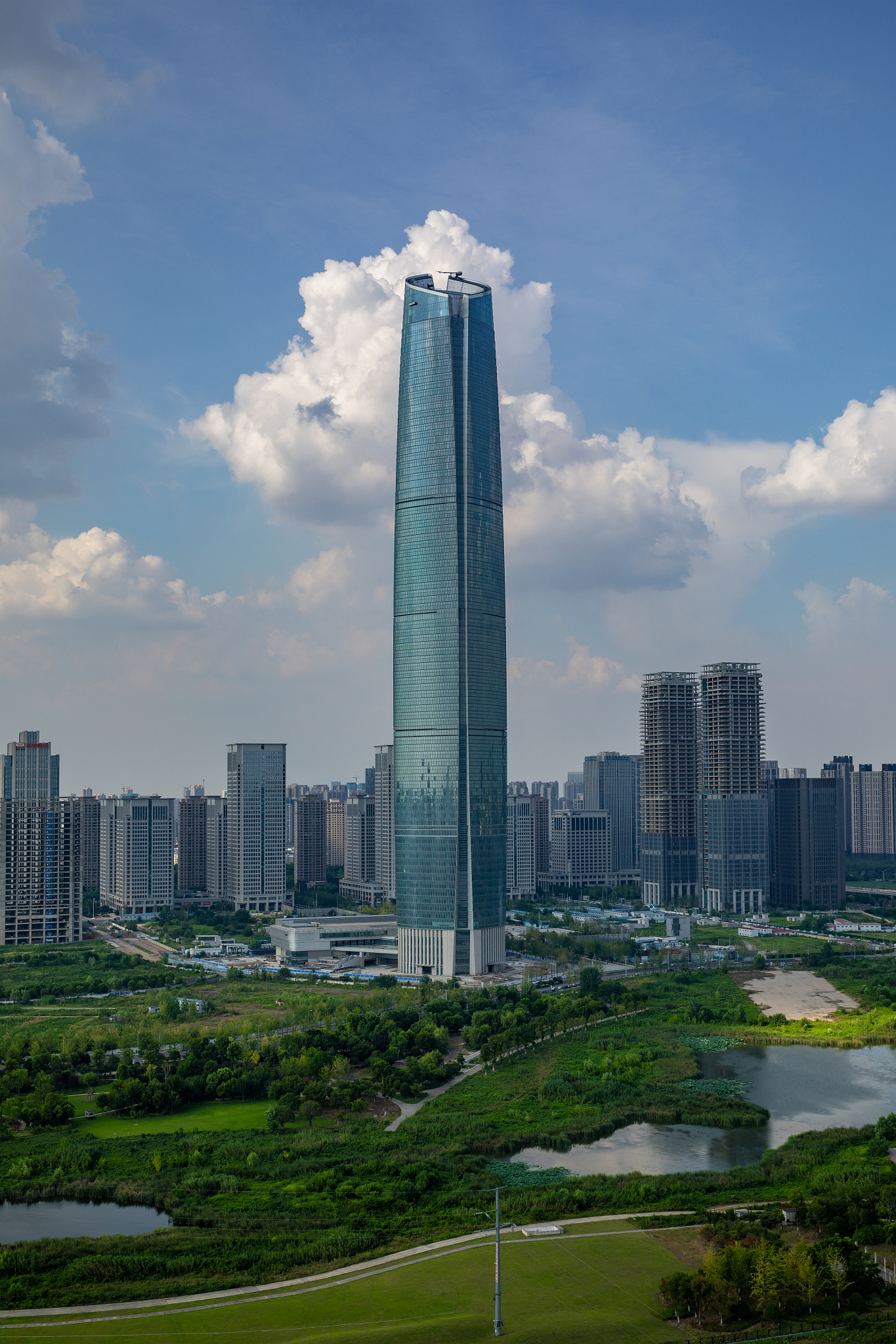 武汉建筑分公司优势：地理位置、市场潜力、人才资源、政策支持和产业链