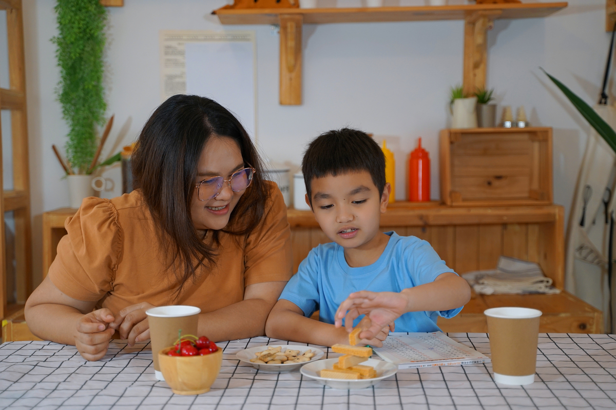 你现在身份一名老师现在要文章参赛文章主题强调实践请对《创意之花绽放——从幼儿自主用餐看教育的美妙》对花开花落人生如梦小节结合教学实践进行内容撰写保证逻辑性和条理性保证内容新颖性：