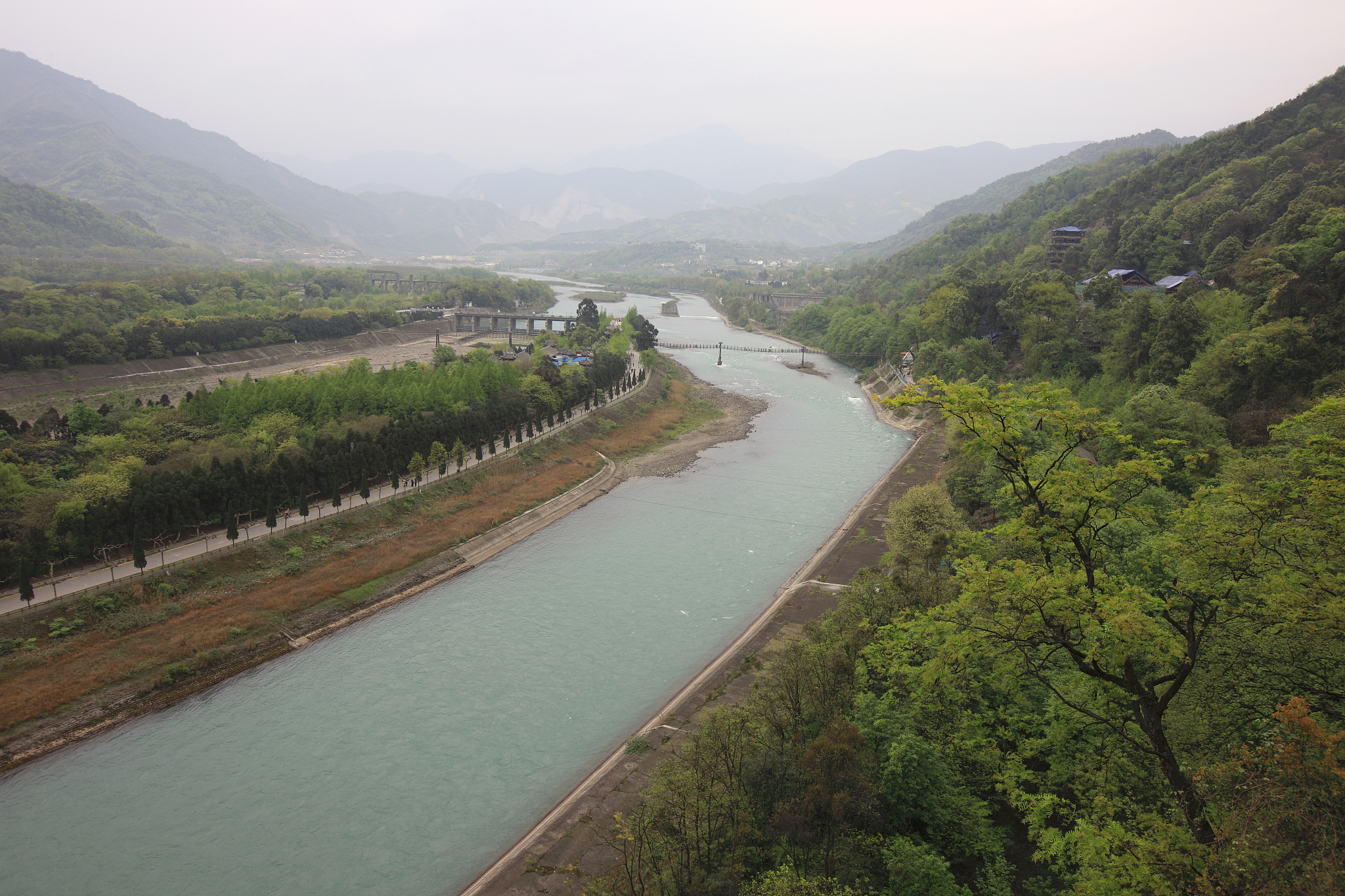 某古代水利工程历经2000多年的沧桑流出古今秦汉月问他伏龙可曾寒3F2B并在经受5．12特大地震后基本元恙仍能在今天发挥着防洪灌溉作用。据此判断这项水利工程是