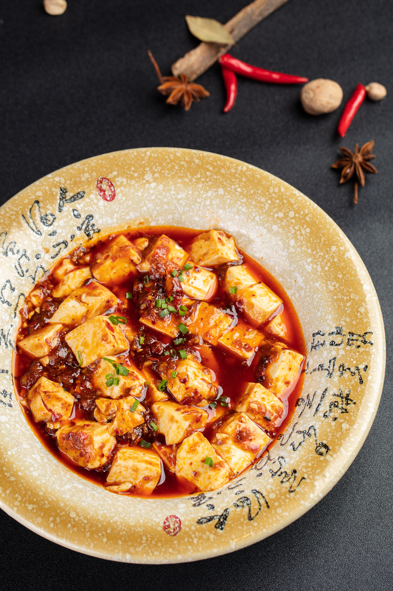 餐馆服务员分析客人口味偏好：麻婆豆腐、剁椒鱼头、白饭