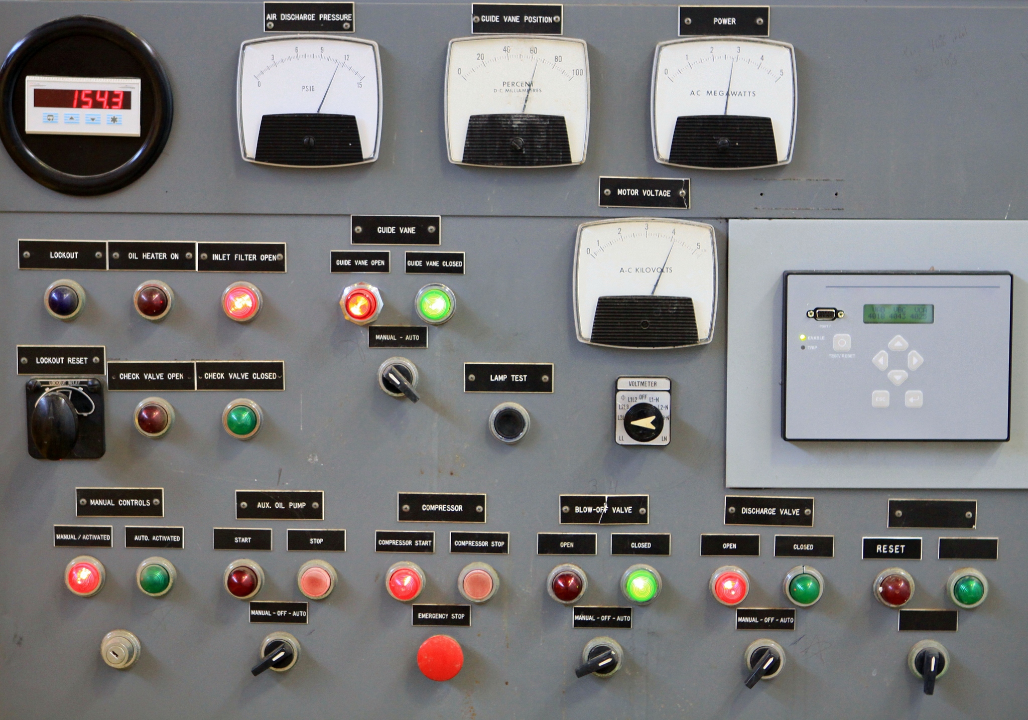 修改代码实现一些功能：ui-ctrlform-setValue0中ctrlform没有setValue0不能使用这条语句补写出updateLastBrightnessuserid brightness;getLastBrightnessint useridQt 界面点击关闭按钮隐藏起来等到再次进入这个页面页面上的内容为上次更改的状态#ifndef CONTROLFORM_H#define CONT