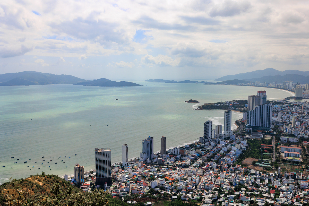 从山顶观景点俯瞰越南芽庄市天际线和海湾海岸线