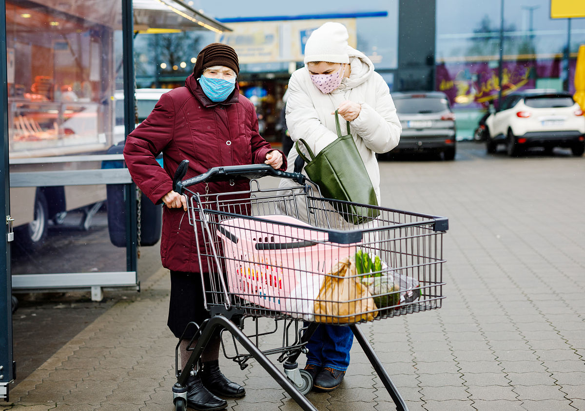 小组社会工作与个案工作不同的是它是将有一样需要和问题的人聚集起来根据组员间共同的需求社会工作者运用社会工作的理念和专业方法去设计符合组员需求的方案来开展服务从而达到解决问题满足组员需求的目标。降重这段话